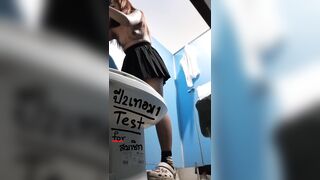 Quay lén nhà vệ sinh nữ trong siêu thị mấy em gái mông to lồn múp phần 2
