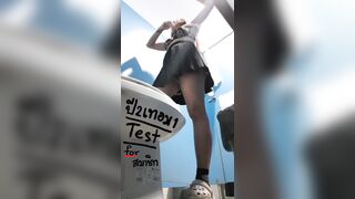 Quay lén nhà vệ sinh nữ trong siêu thị mấy em gái mông to lồn múp phần 2