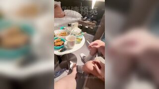Vợ dâm gạ b đến nhà nhậu chuốc say ck rồi cùng thằng b bú cu địt ngay sau lưng ck