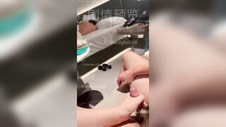 Vợ dâm gạ b đến nhà nhậu chuốc say ck rồi cùng thằng b bú cu địt ngay sau lưng ck