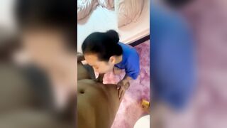 Bú đi, về dượng mua kẹo mút cho