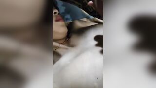 Gọi điện thì bảo em yêu anh nhưng lồn thì thằng khác đang đụ đang bú.