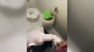 Vạch cu ra con bạn thân nghiện ngay bú mút con cu khủng tý nghẹn