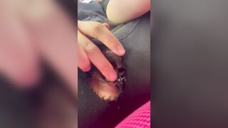 Xé quần lén thủ dâm ở cửa hàng tiện lợi khi đang làm việc