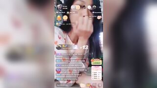 Nữ y sĩ nứng lồn cho khách hàng bóp vú ngay tại vầy thuốc.