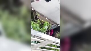 Quay trộm được thằng C đè má nó ra đụ ngay ngoài cổng
