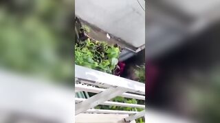 Quay trộm được thằng C đè má nó ra đụ ngay ngoài cổng