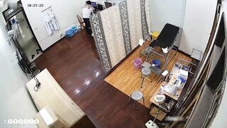 Quay lén bác sĩ tại phòng khám riêng của mình , xem nứng vãi cặc