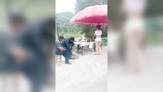 Vãi, Dâm nữ Mặc Đồ Lộ Vú Lồn, Đi chợ Cho mấy Ông già xem
