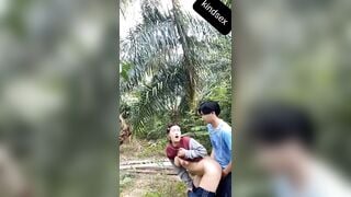 Đè đụ mẹ kế ngoài sau vườn