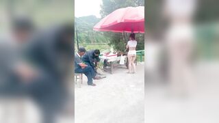 Dâm nữ k mặc đồ lót khỏa thân đi mua đồ của các cụ,khổ thân cụ già r vẫn còn bị trêu