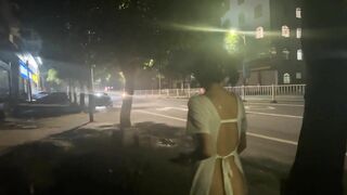 gái xinh cởi chuồng đi mua thuốc lá nơi công cộng