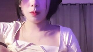 Anh Thư show vú dạo cho trai lạ