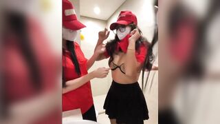 Mấy em nhân viên bán hàng thủ dâm bóp bú cho nhau trong nhà vệ sinh phần 1
