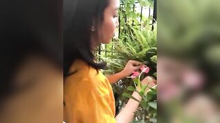 Nhân viên ra đươgf khoe vú nhét toy vào lồn thủ dâm kích thích