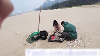 em gái nứng lồn khỏa thân mua hải sản trên bờ biển