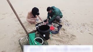 em gái nứng lồn khỏa thân mua hải sản trên bờ biển