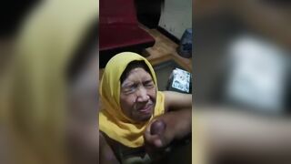 xuất tinh vào mặt bà chị họ