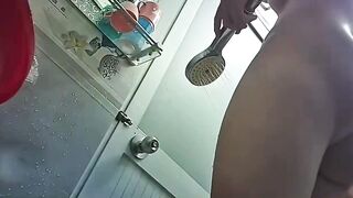 Đặt cam trong nhà vệ sinh xem chị dâu tắm vú to đít bự