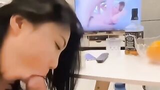 Coi phim sex bị mẹ kế phát hiện nhờ bú cu giúp