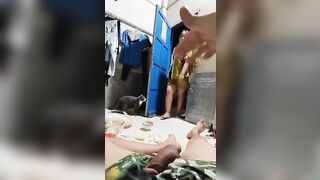 Đang nằm sóc lọ thì bị chị phòng kế bên vô bú cu luôn