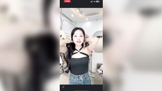 Chưa bao giờ thấy livestream bán quần áo cuốn như này vú to tròn