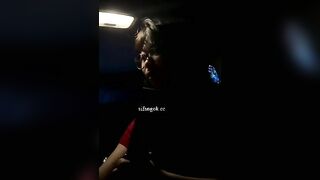 Đang đi chơi thì nứng, nhờ em yêu bú luôn trên xe
