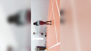 vừa đánh cầu vừa nhét máy rung đến khi rỉ nước ra sân