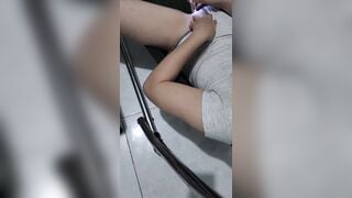 em gái của vợ làm gì mà cạo lông lồn giữa nhà vậy