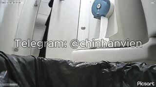 Seri quay lén gái ngân hàng đi tè 6