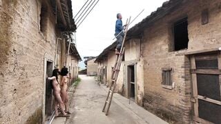 Hai cô gái về làng vùng sâu vùng xa rồi nude công cộng