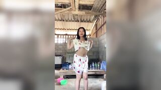 Chị họ đang nấu ăn mà em trai đến nằng nặc đòi đụ, thương em chị gái đành chiều.