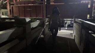 Cô gái khoả thân dắt chó đi dạo công viên gặp người lạ vẫn hồn nhiên tiếp chuyện