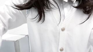 Em sinh viên bím múp gắn cu giả lên kính nhấp bắn nước