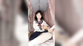 Bé học sinh nứng lồn múp lén thủ dâm trong ký túc xá