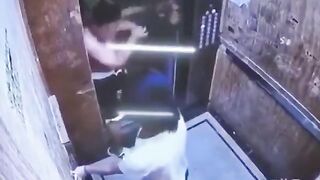 E gái bị thanh niên sàm sỡ, may có chú bảo vệ k thì xong luôn