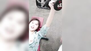 Đi tập gym nứng chịch luôn anh pt