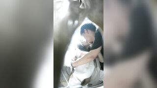 quay lén  Em gái vừa đái vùa hôn bạn trai
