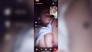 ẻm vạch vú ra cho xem để sục còn ẻm thì ngủ clm =)))))
