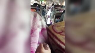 Gạ người lạ trên xe bus giường sau sục cặc dùm