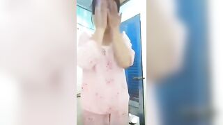 Em vợ show hàng khi tắm