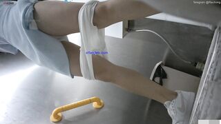 Cam kín quay lén các em teen TQ xinh đẹp đi đái trong nhà vệ sinh công cộng #3