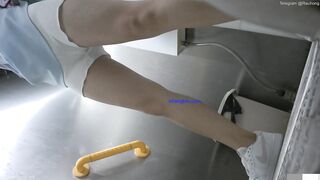Cam kín quay lén các em teen TQ xinh đẹp đi đái trong nhà vệ sinh công cộng #3