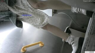 Cam kín quay lén các em teen TQ xinh đẹp đi đái trong nhà vệ sinh công cộng #5