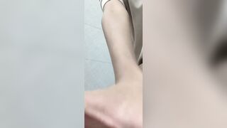 “bé yêu quay vid móc bướm cho anh xem đi” em loli bị dụ