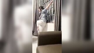 Hình ảnh 1 cô gái việt nam ở khu tự trị cột tay chân lại lấy roi điện chích vào lồn.