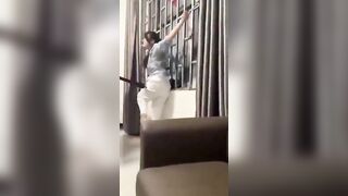 Cuộc sống thực 1 cô gái việt bị dùng roi điện chích thẳng vào lồn.