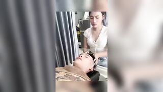 Mới đầu giả vờ thái độ 1 hồi chị gái vẫn cho khách hàng bóp vú trong vui vẻ.