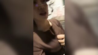 XE ÔM MAY MẮN , ĐƯỢC GÁI XINH VẠCH VÚ CHO XEM