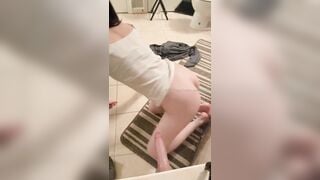 Gái xinh bán quạt thủ dâm bằng con cu size XXL